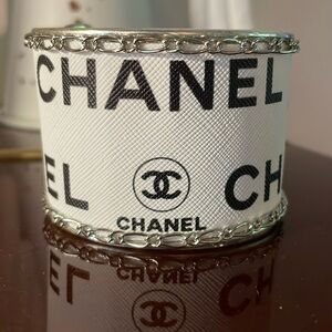 COPY - 🆕🌺Designer Inspired Huge 2.5 Silver Cuff with detail. Last ONE!